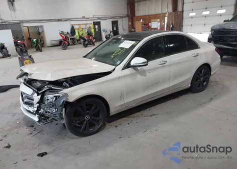 2017 Mercedes-Benz C 300 z USA, uszkodzony, nr VIN 55SWF4JB0HU217379